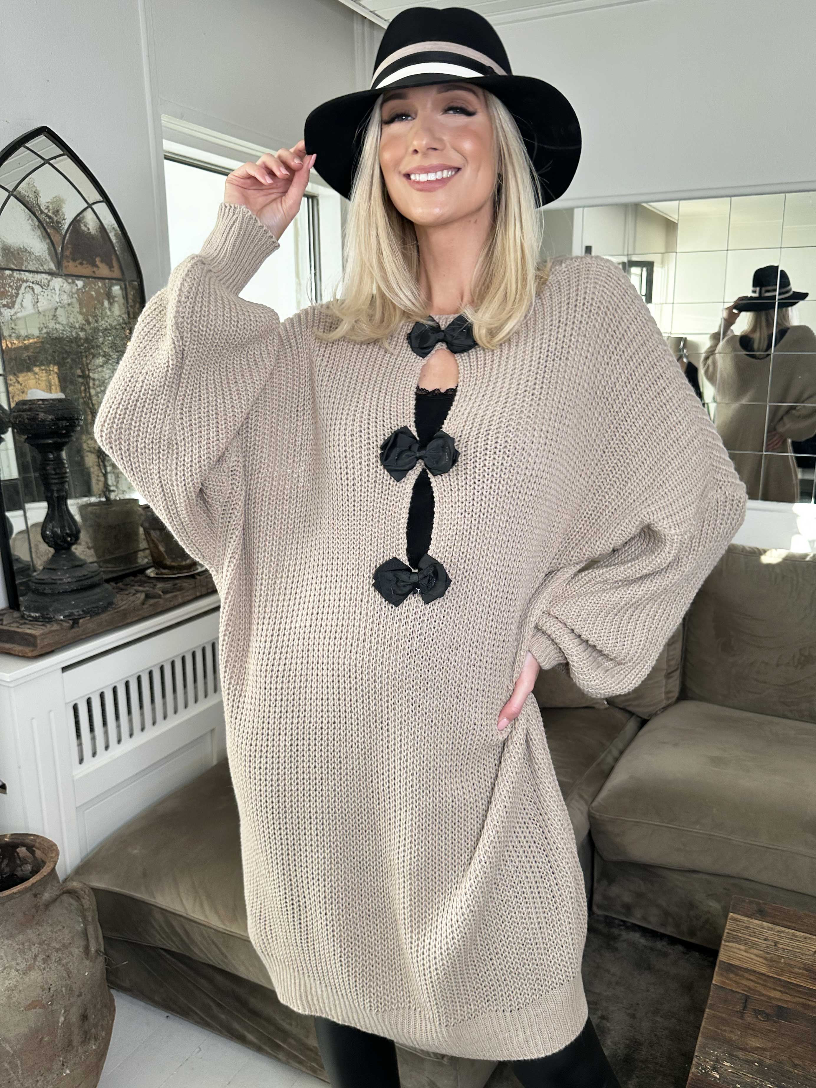 Diana - Fin strikkjole med ballonærmer og sløjfer